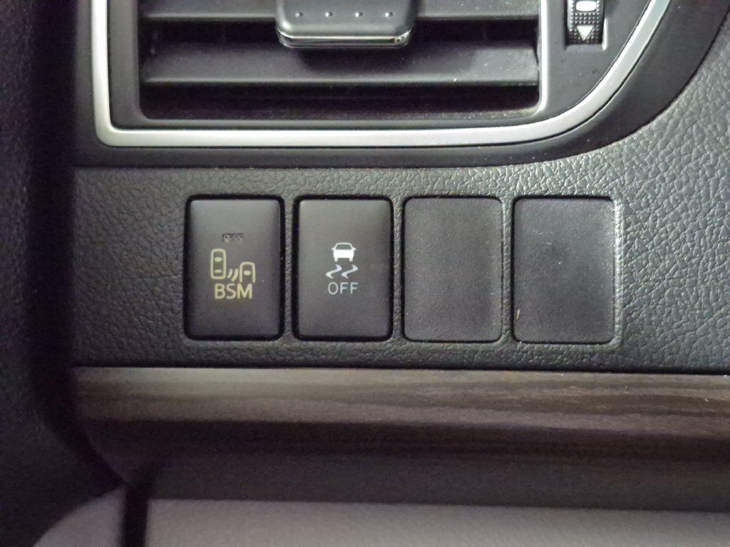 Used 2015 Toyota Camry XLE w/ Moonroof Package FWD image 18