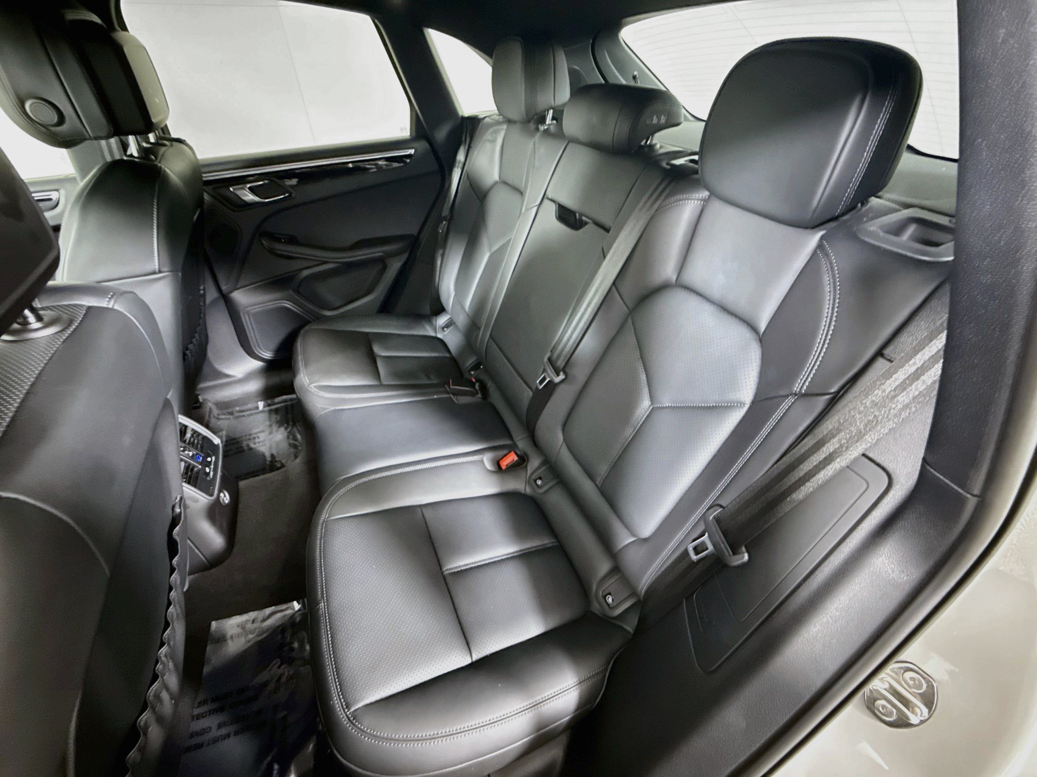 Certified 2023 Porsche Macan AWD/4WD image 21