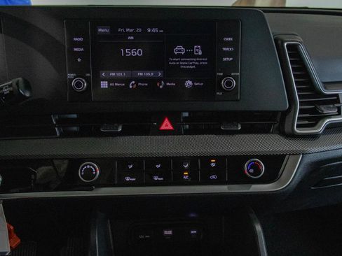 Used 2025 Kia Sportage LX image 4