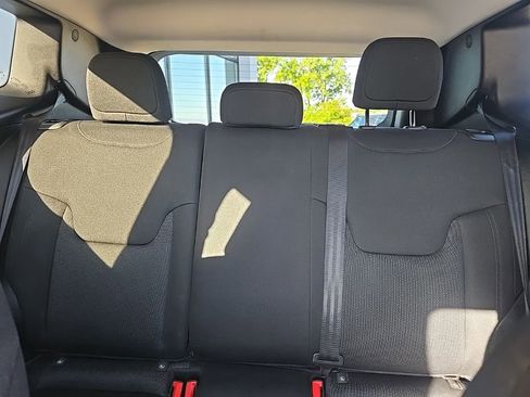 Used 2023 Jeep Renegade Latitude AWD/4WD image 29