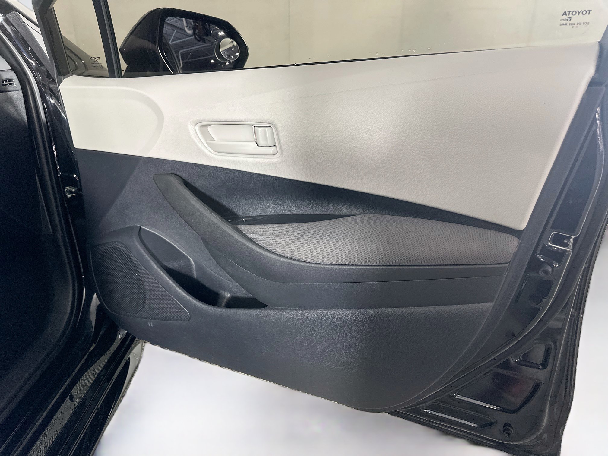 Used 2025 Toyota Corolla LE FWD image 30