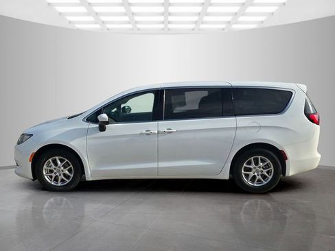 Used 2023 Chrysler Voyager LX FWD image 7