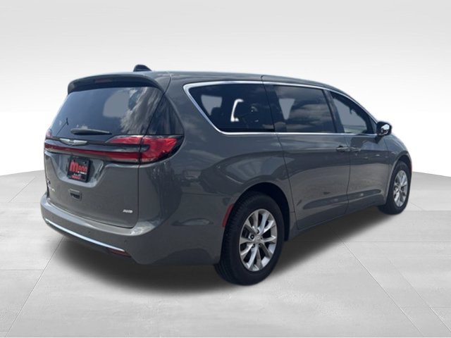 Used 2025 Chrysler Pacifica Select AWD/4WD image 10