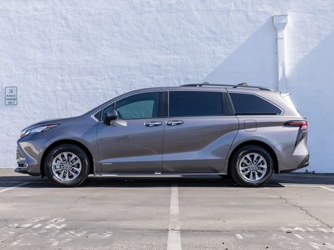 Used 2021 Toyota Sienna XLE FWD image 4