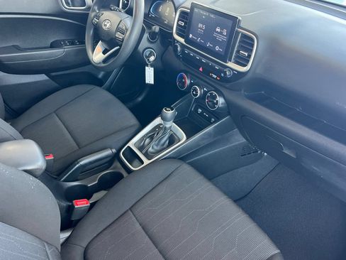 Used 2025 Hyundai Venue SE FWD image 13