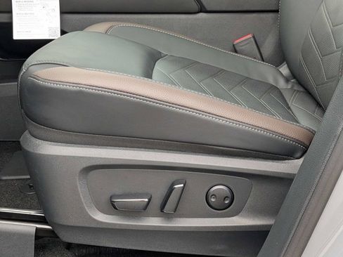 New 2025 Nissan Pathfinder Platinum w/ Black Appearance Package image 23