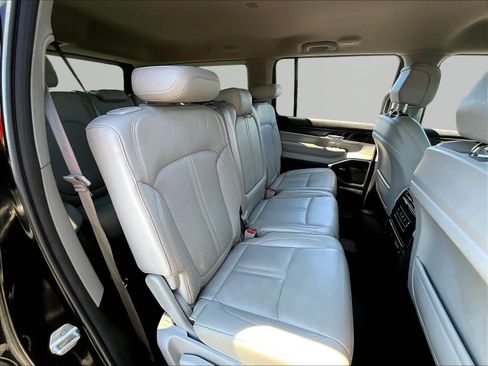 Used 2022 Jeep Wagoneer Series III AWD/4WD image 25