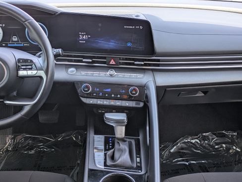 Used 2023 Hyundai Elantra SEL w/ Convenience Package FWD image 16