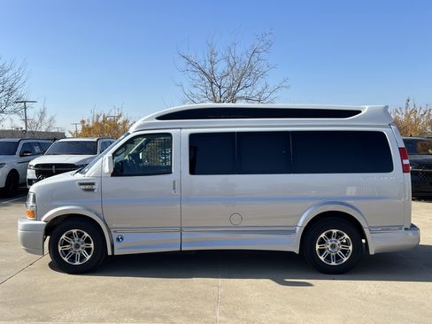 Used 2019 Chevrolet Express 2500 w/ Enhanced Convenience Package image 4