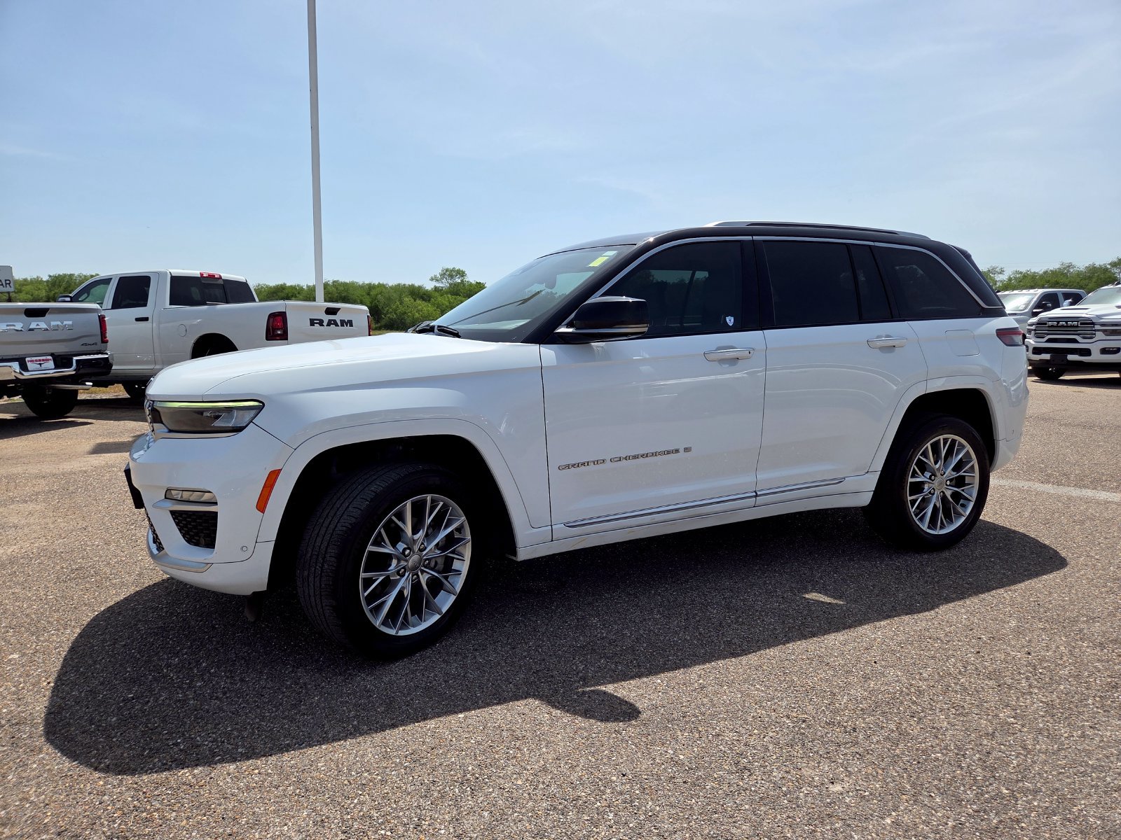 Used 2022 Jeep Grand Cherokee Summit RWD image 3
