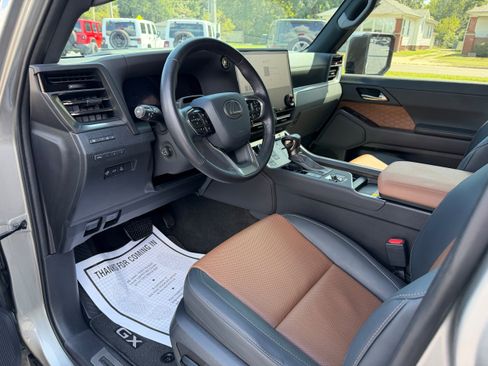 Used 2024 Lexus GX 550 w/ Accessory Package (Z1) AWD/4WD image 11