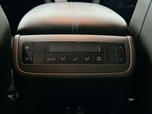 Used 2025 Nissan Pathfinder SL image 27