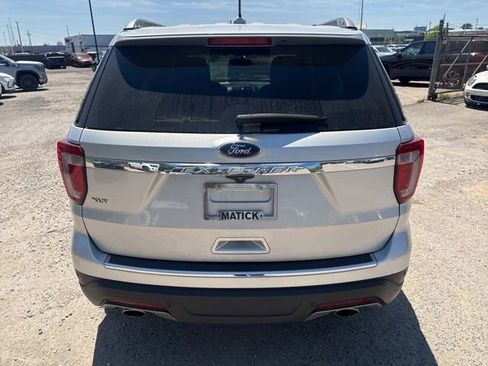 Used 2018 Ford Explorer XLT w/ Equipment Group 201A FWD image 4