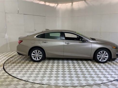 Used 2022 Chevrolet Malibu LT image 2