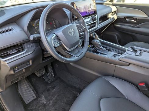 Used 2025 Toyota Grand Highlander AWD image 17