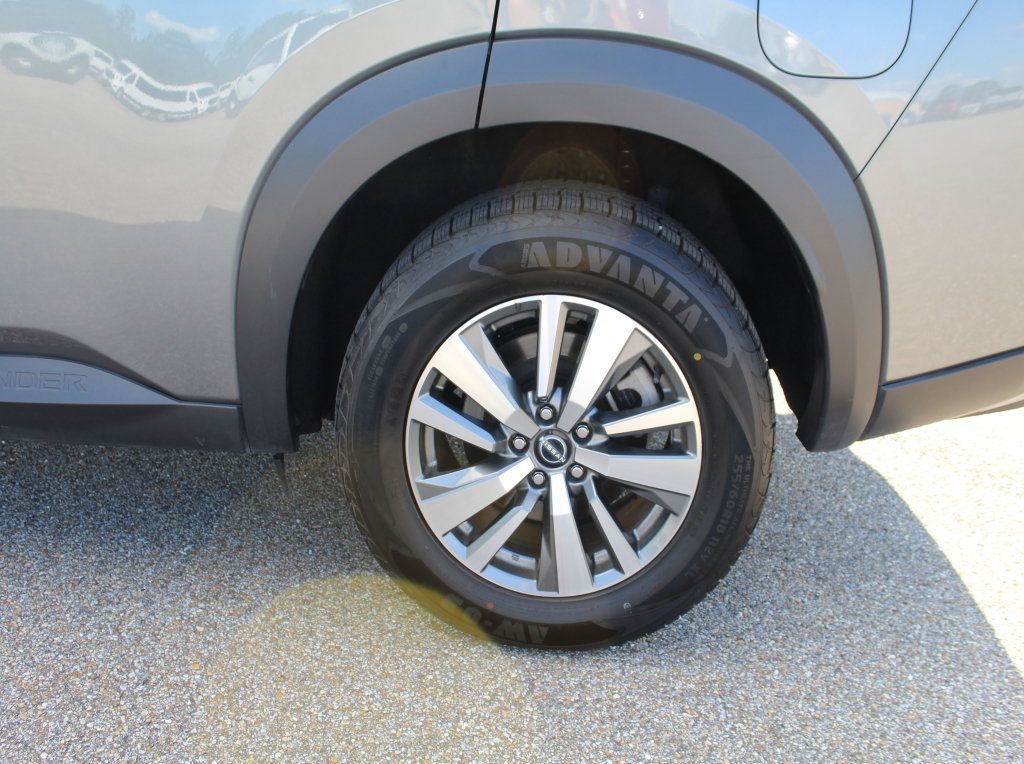 Used 2025 Nissan Pathfinder SL AWD/4WD image 22