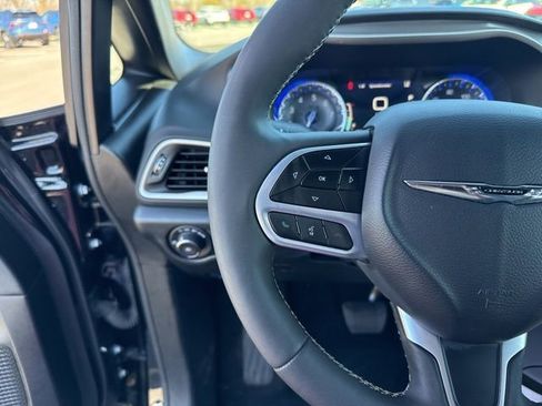 Used 2025 Chrysler Pacifica Select image 32