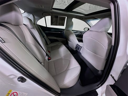 Used 2018 Toyota Camry XSE image 9