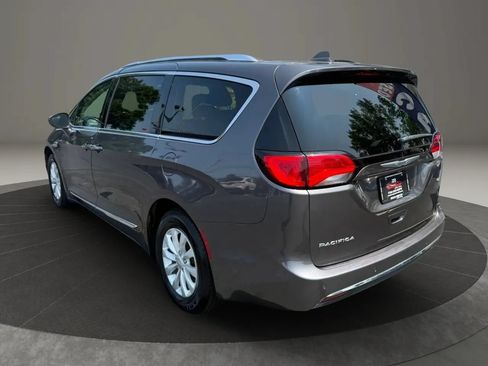 Used 2019 Chrysler Pacifica Touring-L FWD image 9