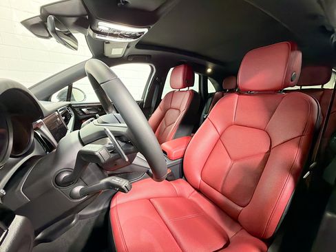 Certified 2026 Porsche Macan Turbo AWD/4WD image 5