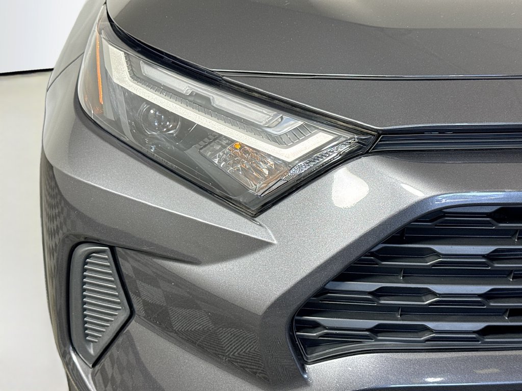 Used 2023 Toyota RAV4 LE AWD/4WD image 3