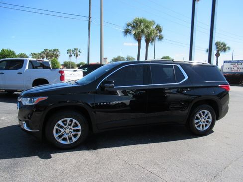 Used 2021 Chevrolet Traverse LT image 2