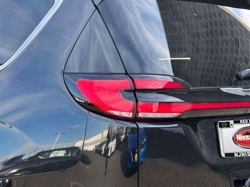 Used 2023 Chrysler Pacifica Touring-L FWD image 9