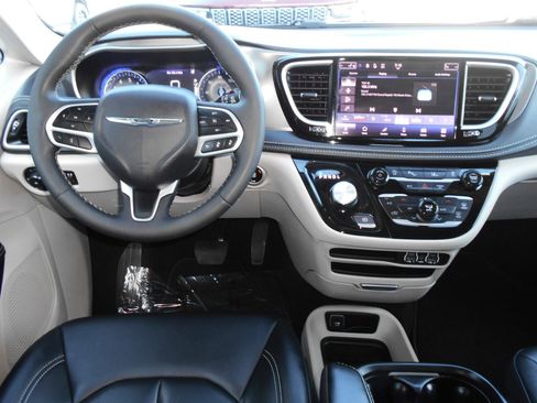 Certified 2024 Chrysler Pacifica Touring-L image 4