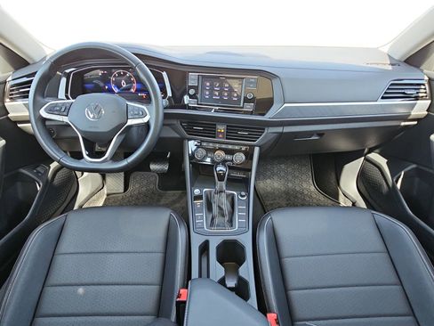 Certified 2023 Volkswagen Jetta SE w/ Panoramic Sunroof Package FWD image 9