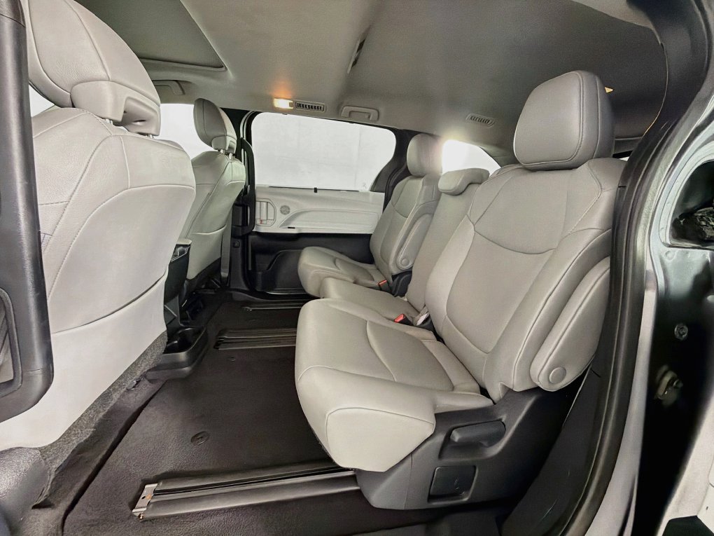 Used 2025 Toyota Sienna XLE FWD image 36