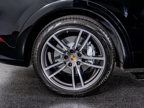 Used 2023 Porsche Cayenne Turbo image 9
