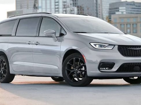 Used 2024 Chrysler Pacifica Touring-L FWD image 1
