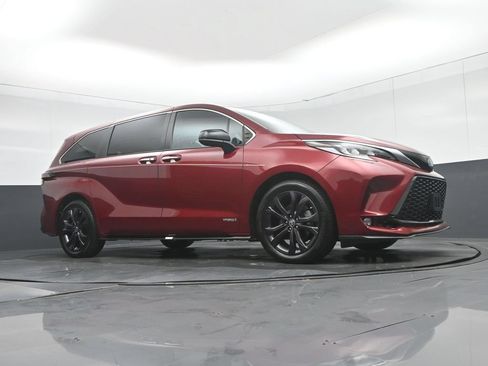 Used 2021 Toyota Sienna XSE FWD image 65