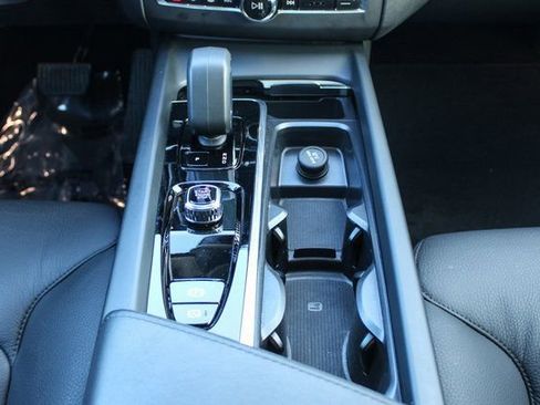 Used 2025 Volvo XC60 B5 Plus image 19