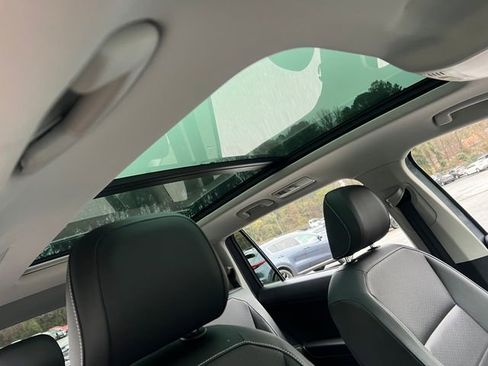 Used 2021 Volkswagen Tiguan SE w/ Panoramic Sunroof Package image 36