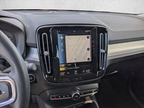 Used 2022 Volvo XC40 T5 Momentum image 12