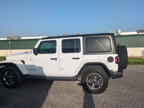 Used 2019 Jeep Wrangler Unlimited Sahara AWD/4WD image 8
