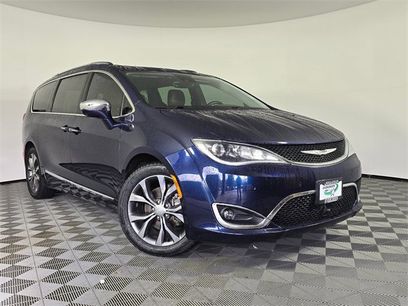 Used 2017 Chrysler Pacifica Limited w/ Advanced Safetytec Group