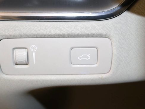 Used 2019 Volvo XC60 T5 Momentum w/ Premium Package image 51