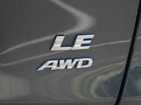 Used 2022 Toyota RAV4 LE AWD/4WD image 17