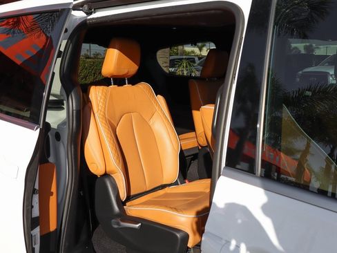 Used 2022 Chrysler Pacifica Pinnacle image 44