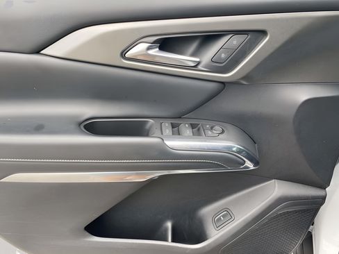 Used 2025 Chevrolet Traverse LT FWD image 17
