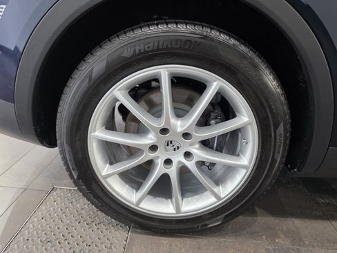 Used 2025 Porsche Cayenne AWD/4WD image 12