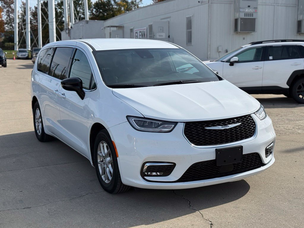 Used 2025 Chrysler Pacifica Select FWD image 4
