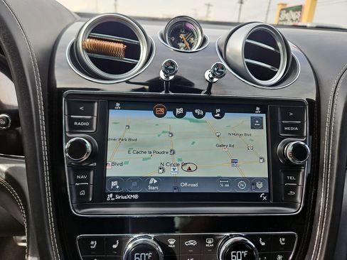 Used 2017 Bentley Bentayga AWD/4WD image 19