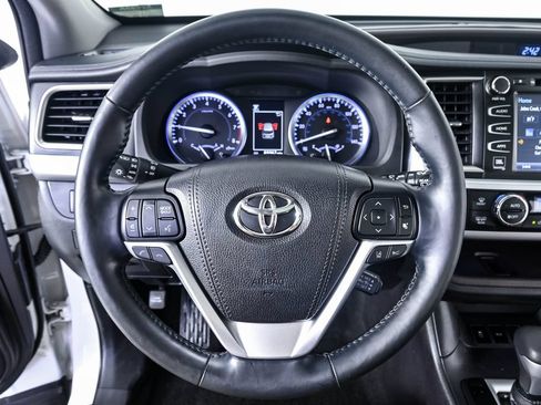 Used 2018 Toyota Highlander Limited Platinum FWD image 11