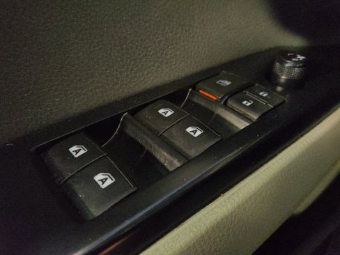 Used 2019 Toyota Camry LE w/ Carpet Mat Package image 27