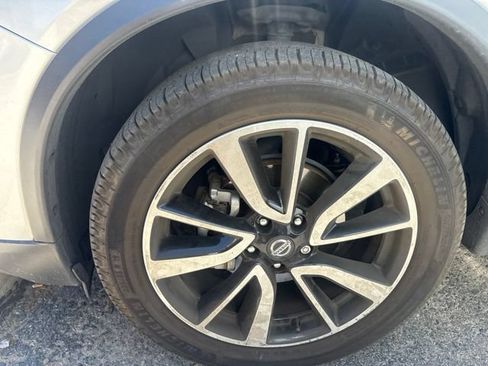 Used 2019 Nissan Rogue SL AWD/4WD image 3
