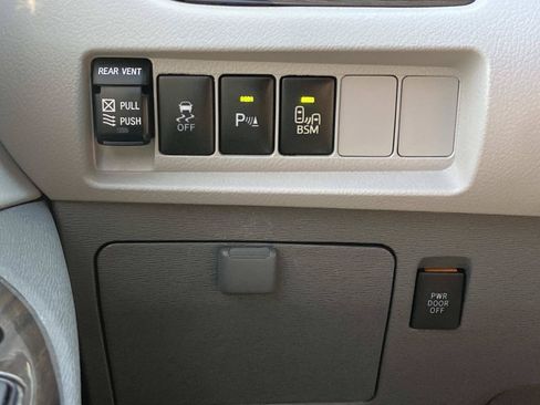 Used 2017 Toyota Sienna XLE w/ XLE Navigation Package FWD image 22