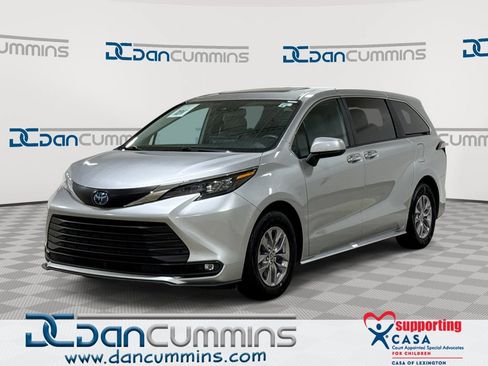 Used 2025 Toyota Sienna XLE AWD/4WD image 1